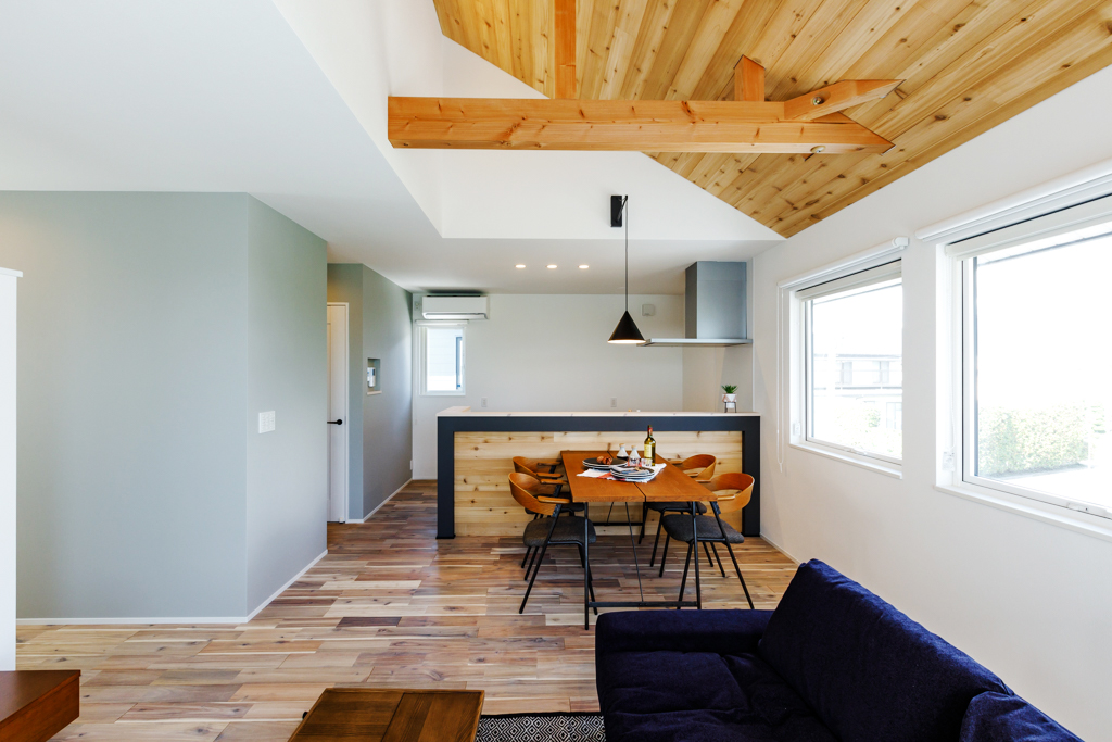 松本市島内
2 階リビングで始まる新しい生活
風景と共に暮らす家ギャラリー